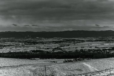 Karla kaplı güzel bir manzara - kaplanmış tarlalar