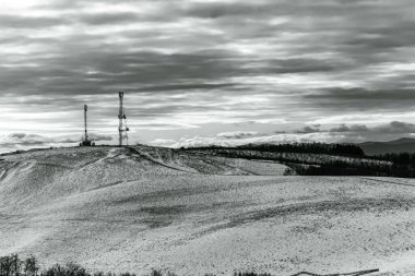 Karla kaplı ağaçlarla kaplı kış manzarası