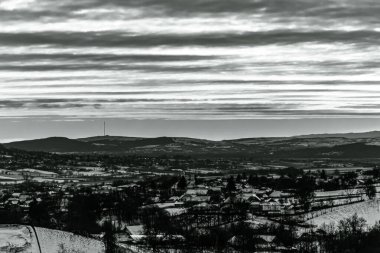 Dağın tepesinden San Marino şehri manzarası. Kış mevsimi. Ülke konsepti.