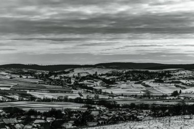 Dağlardaki güzel bir vadi manzarası
