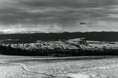 Dağlarda kış manzarası