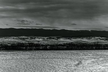 Arkasında bir dağ ve bir ağaç olan güzel bir manzara.