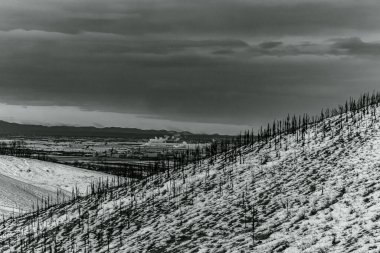 Dağlarda kış manzarası