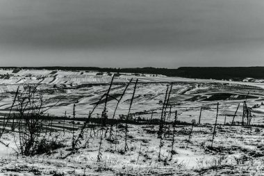 Dağlarda karla kaplı güzel bir manzara.