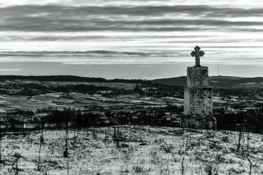 Siyah beyaz bir fotoğrafın güzel manzarası.