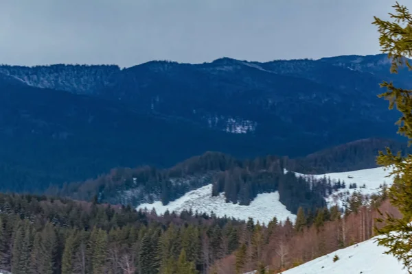 Dağlar ve karla kaplı güzel bir manzara.