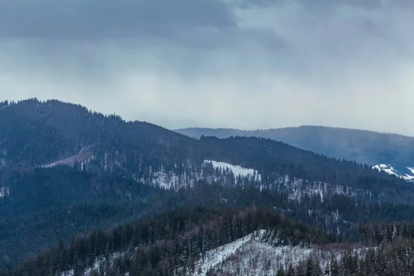 Dağlar ve karla kaplı güzel bir manzara.