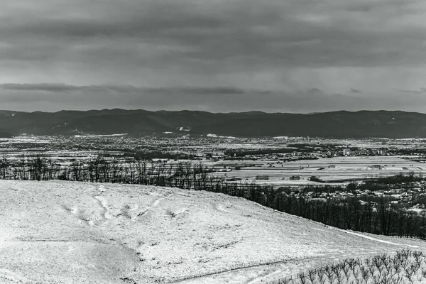 bir dağ manzarasının siyah beyaz fotoğrafı