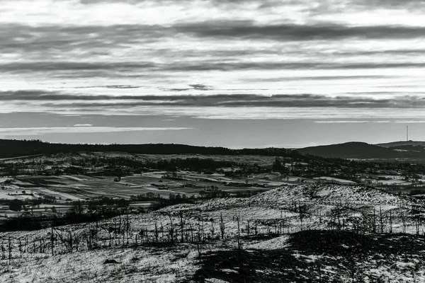 Dağlarda siyah beyaz bulutlar