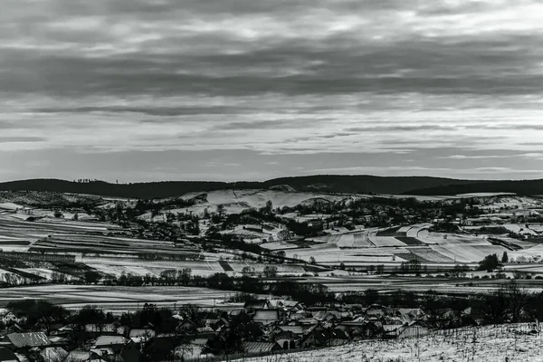 Dağlardaki güzel bir vadi manzarası