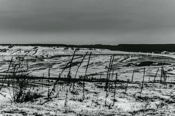 Dağlarda karla kaplı güzel bir manzara.