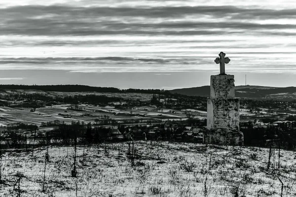 Siyah beyaz bir fotoğrafın güzel manzarası.