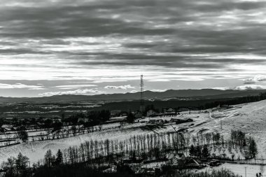 Dağlarda dağları olan güzel bir manzara.