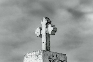 bir mezar üzerinde çapraz