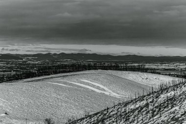 Dağ manzarasının siyah beyaz fotoğrafı