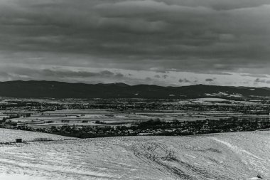Dağlarda nehri olan güzel bir manzara.