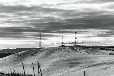 bir dağın siyah beyaz fotoğrafı