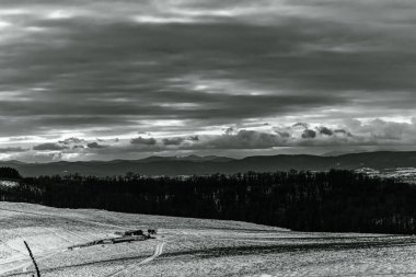 bulutlu bir gökyüzü ile güzel bir dağ manzarasının siyah ve beyaz fotoğrafı