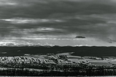 Dağları ve bulutları olan güzel bir manzara