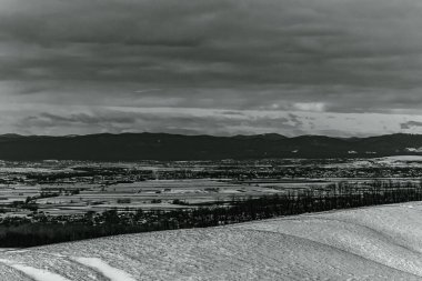 Karlı dağlarla kaplı kış manzarası