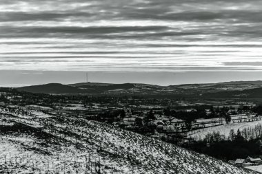 Karla kaplı ağaçlarla kaplı kış manzarası