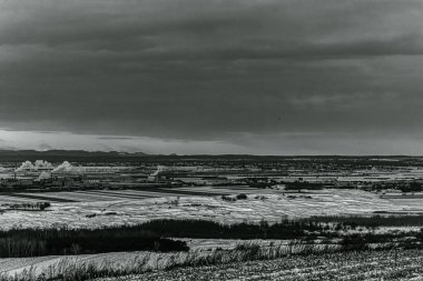 Kar tarlası olan güzel bir manzara.