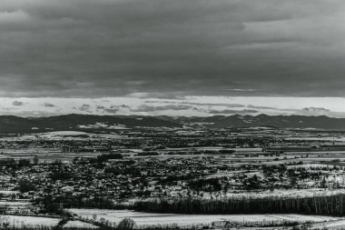 Dağlarda dağları olan güzel bir manzara.