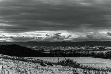 Dağların manzarasının siyah beyaz fotoğrafı.