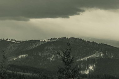 Dağları ve bulutları olan güzel bir manzara