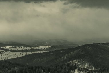 Dağlardaki sıradağların manzarası