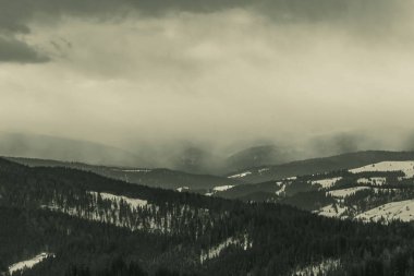 Karla kaplı güzel kış manzarası - tepeli dağlar.