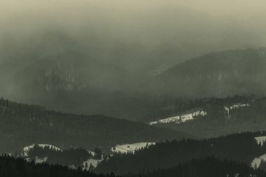 Karla kaplı dağlarla kaplı güzel bir manzara.