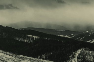 Dağların üzerinde kara bulutlar