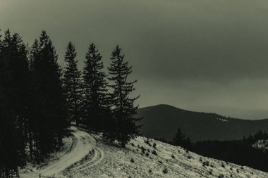 Dağları ve bulutları olan güzel bir manzara