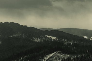 Dağları ve bulutları olan güzel bir manzara