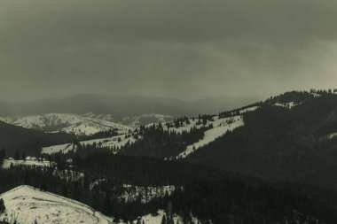 Dağlar ve karla kaplı güzel bir manzara.