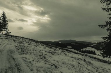 Dağların karlı kış manzarası