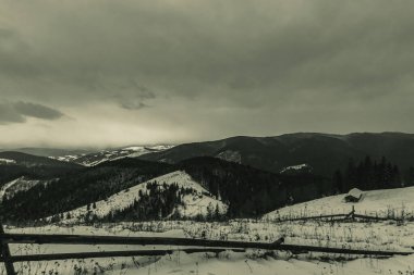 Dağlarda dağları olan güzel bir manzara.