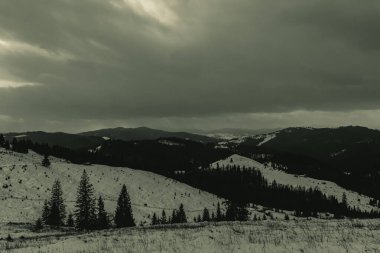 Kışın güzel dağ manzarası