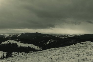 Kuzey Karpatlar 'ın kışın dağları.