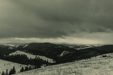 Dağlardaki güzel kış manzarası.