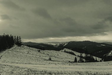 Dağlar ve karla kaplı güzel bir manzara.