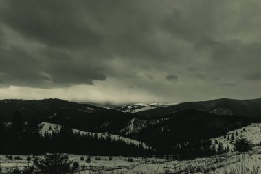 Dağlarda fırtına bulutları