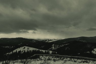 Karla kaplı dağlarla kaplı güzel kış manzarası