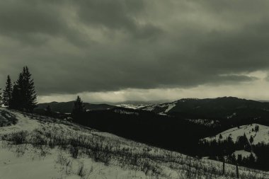 Karla kaplı dağların güzel bir görüntüsü.