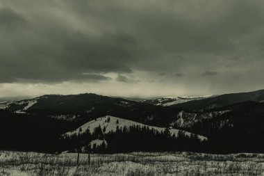 Dağları olan güzel bir manzara