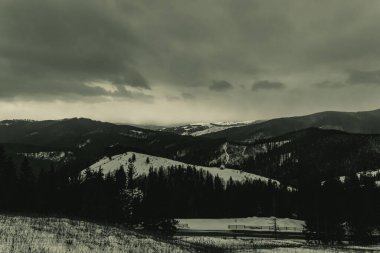 Dağlarda dağları olan güzel bir manzara.