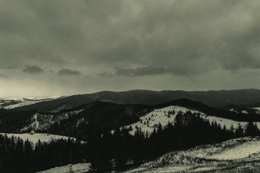 Karlı ve dağlı güzel bir manzara.