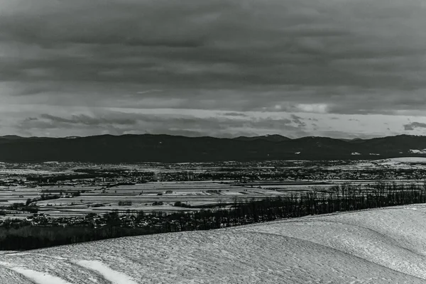 Karlı dağlarla kaplı kış manzarası
