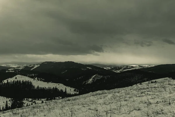 Kuzey Karpatlar 'ın kışın dağları.
